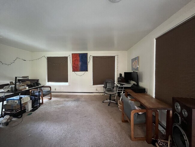 Foto del edificio - 2BR Carriage House Behind 200 Maple Ave – ...
