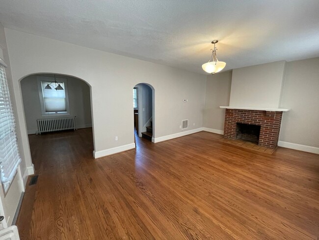 Building Photo - Charming House on Fontaine Ave