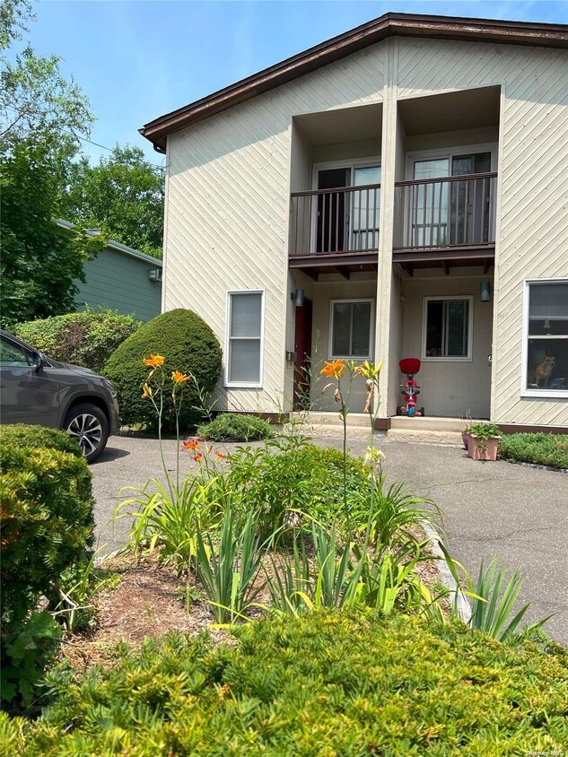 23 Pequot Ave, Port Washington, NY 11050 Townhome Rentals in Port Washington NY