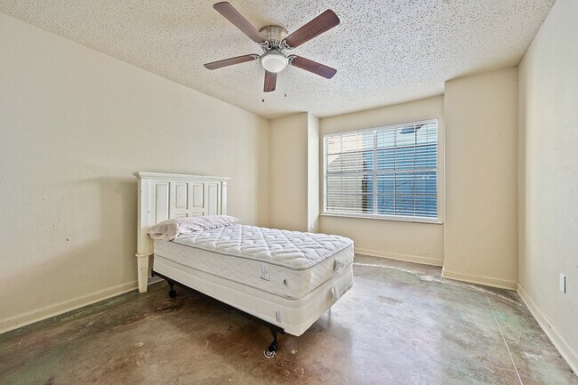 Foto del edificio - 1077 N Donmoor Ave