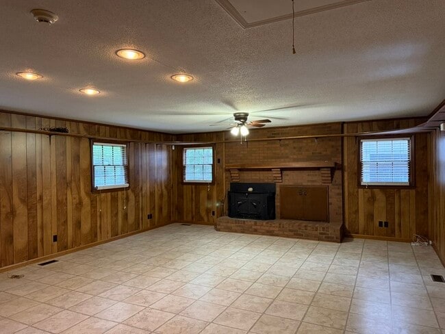 Building Photo - Brick Home