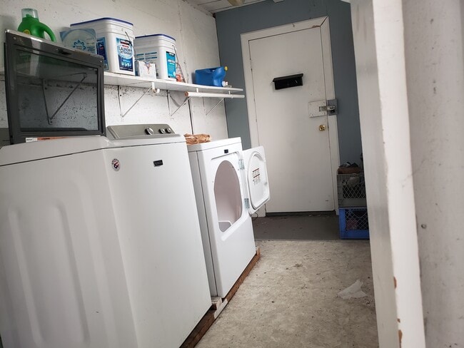 Laundry shared by 5 tenants - 476 1/4 Crane Blvd
