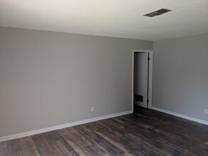 Building Photo - 213 S Oak Ave