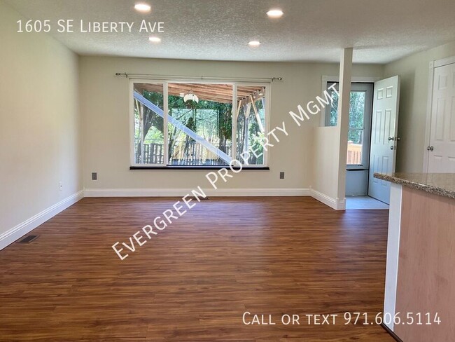 Foto del edificio - Bright & Spacious 3BR/2BA Home with Ample ...