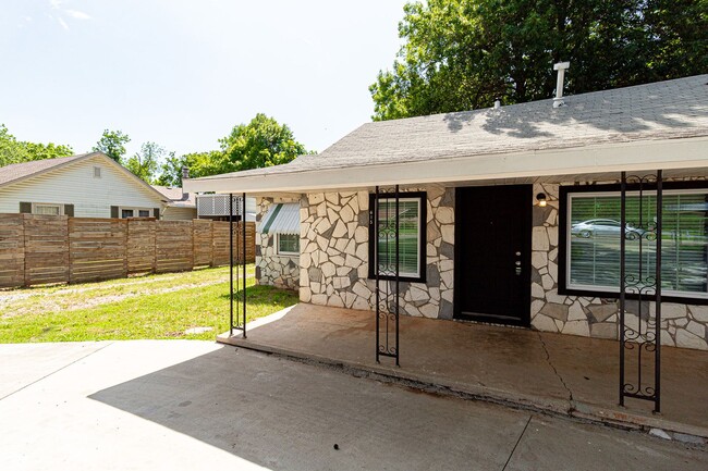 Building Photo - Renovated 3 bed 3 bath home in MWC! Half o...