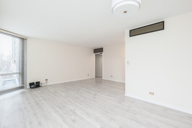 Building Photo - 21 W Goethe St