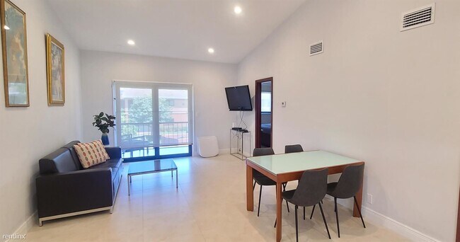 Building Photo - 2 br, 2 bath Condo - 50 SE 12th St Apt 226