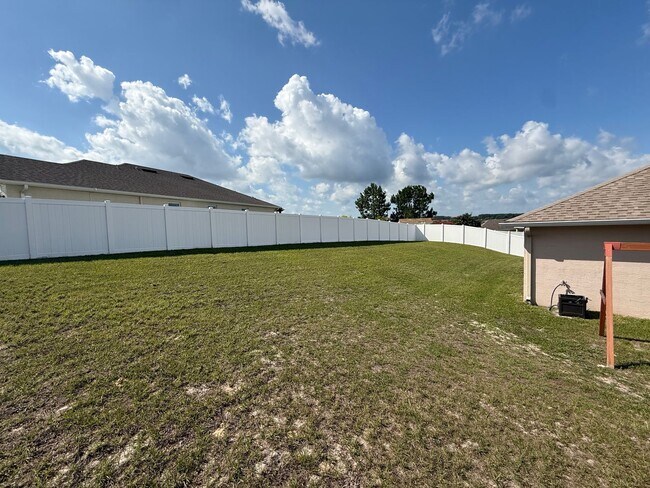 Building Photo - Three bedroom two bathroom BH Home