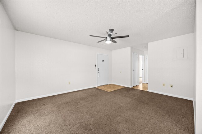 Foto del edificio - 2103 N Keebler Ave