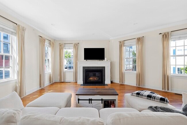 Foto del edificio - 402 E 3rd St