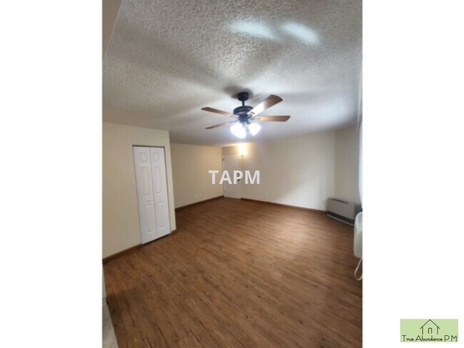 Building Photo - Very Nice One Bedroom Apartment