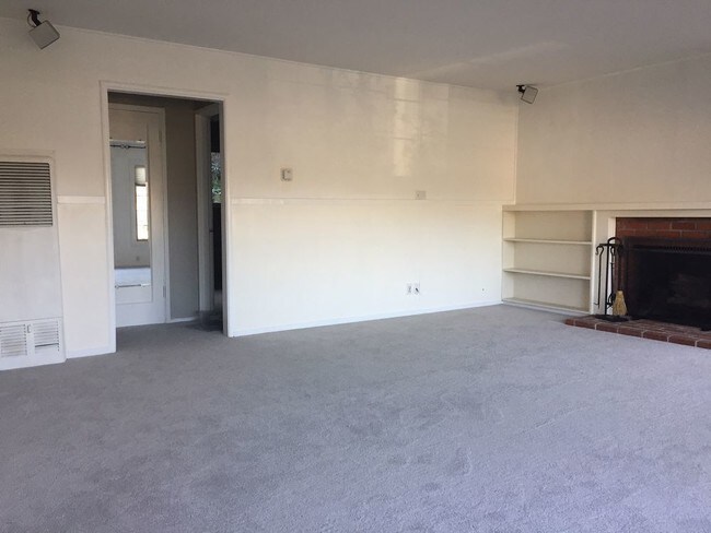 Building Photo - 132 Carlotta Cir