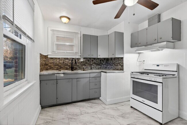 Foto del edificio - 8347 Eton Pl