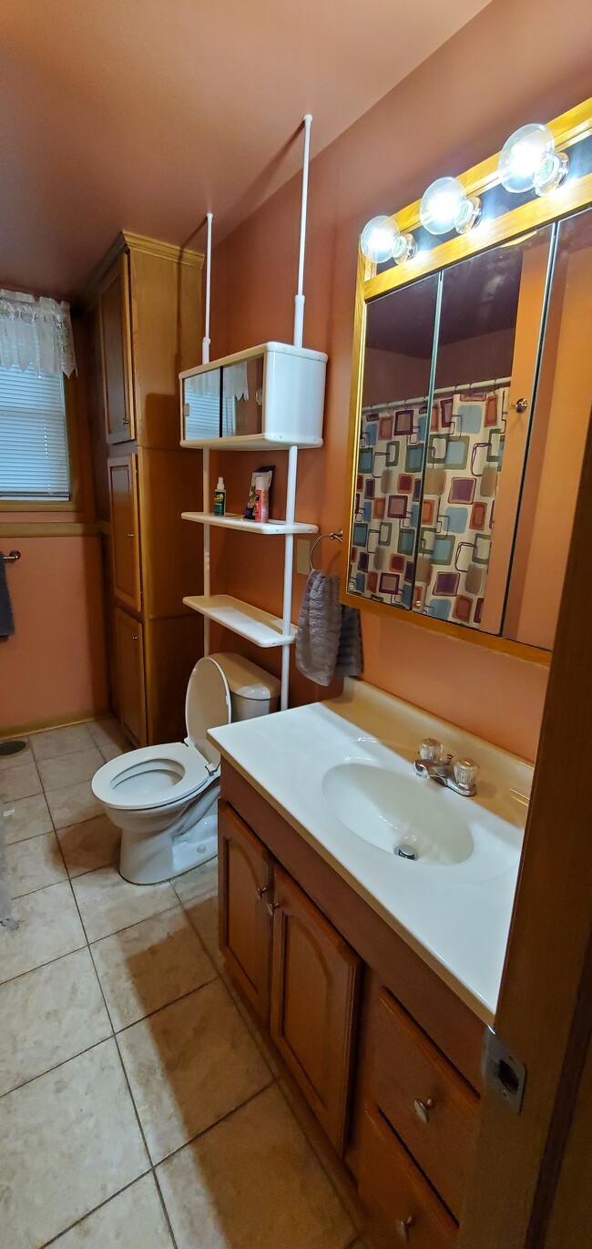 Full bath - shower/tub combo - 312 S 1st St