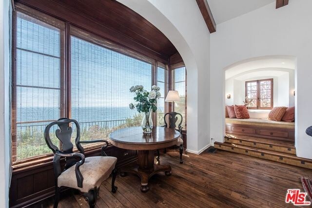 Foto del edificio - 22800 Beckledge Terrace