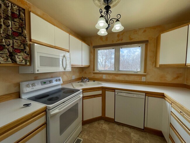 Foto del edificio - 2 BEDROOM WITH 2 BONUS ROOMS, 2 BATHROOM A...
