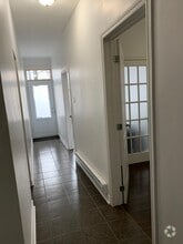 Building Photo - 5150 Av Papineau