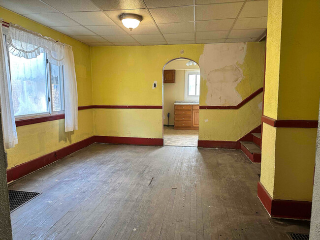 Building Photo - 1813 Kenneth Ave