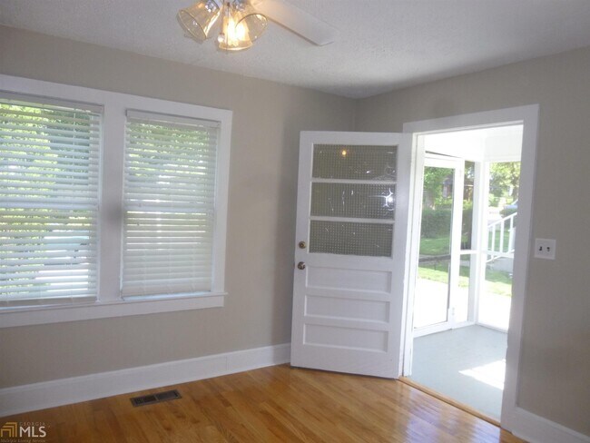 Foto del edificio - 225 Lowry St NE