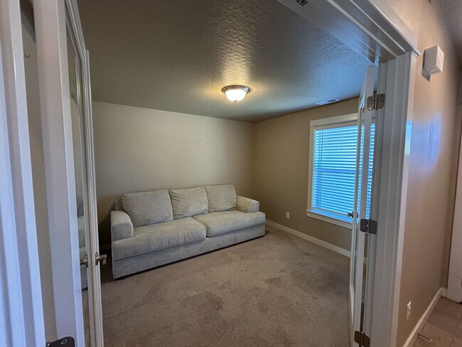 Oficina/Dormitorio 3 - 511 Casting St SE