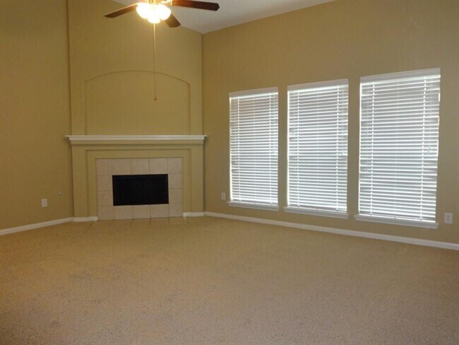 Foto del edificio - 423 Brushy Glen Dr