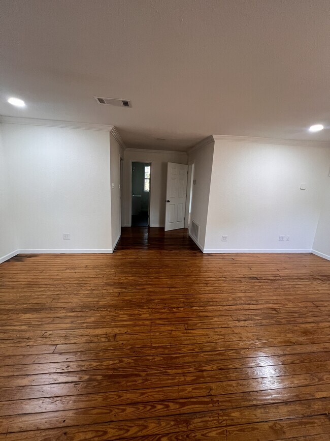 Foto del edificio - 211 W Plum St