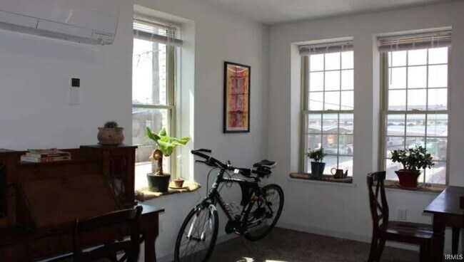 Foto del edificio - 303 S Washington St