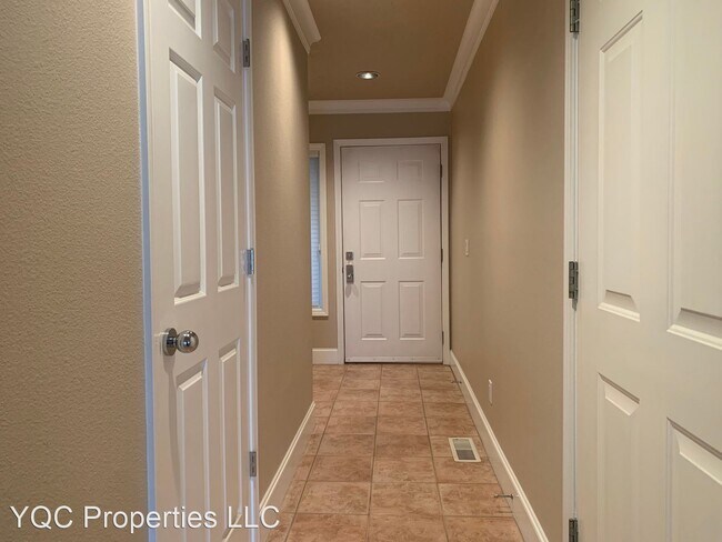 Building Photo - 3 br, 2.5 bath House - 1419 SE Columbia Way