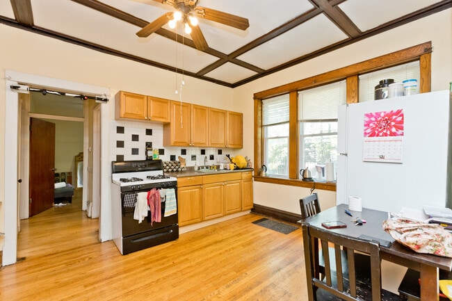 Building Photo - 3214 N Paulina St