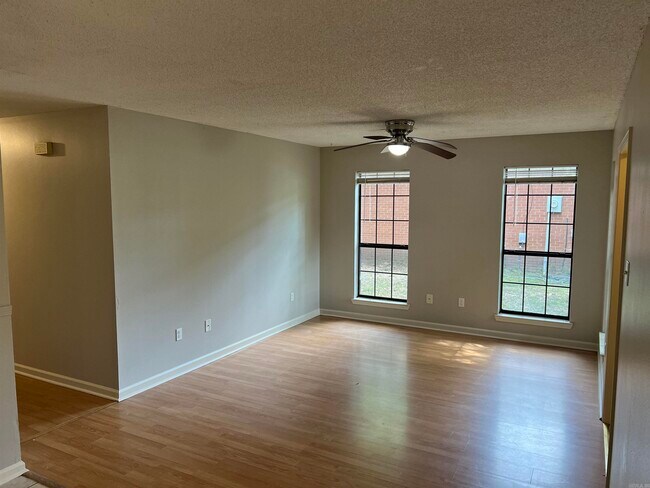 Building Photo - 2135 Raintree Dr