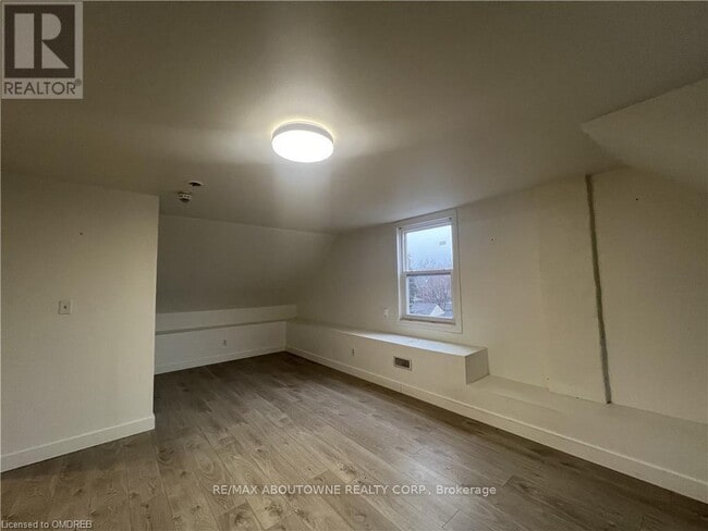 Building Photo - 49 Fairleigh Ave S