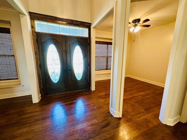 Building Photo - {20067} Custom Built Home in Woodland Mano...