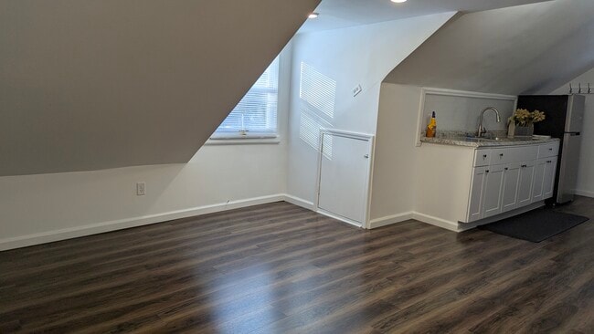 Building Photo - 18 Ramapo Valley Rd