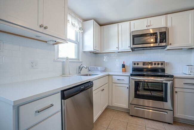 Building Photo - BEACH BLOCK - 2 Bed / 1 Bath - WINTER RENT...