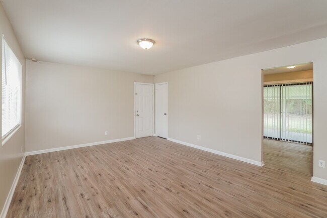 Foto del edificio - 2085 Hugh Edwards Dr