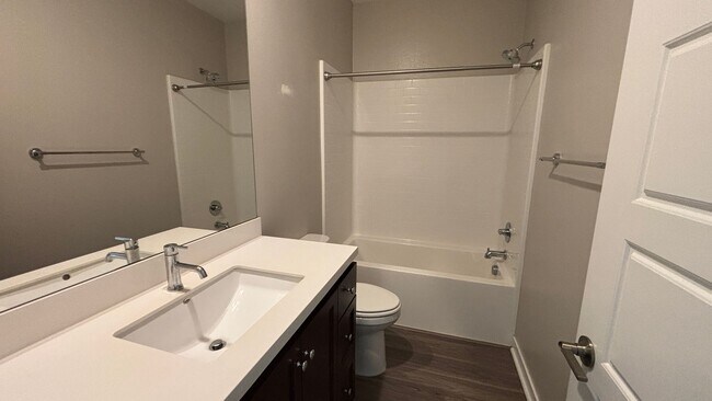 Foto del edificio - Gorgeous Four Bedroom Three Bathroom Home ...