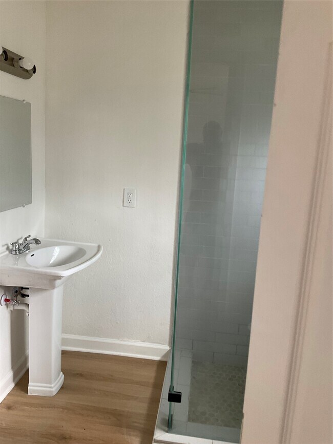 Foto del edificio - 326 E 1st St