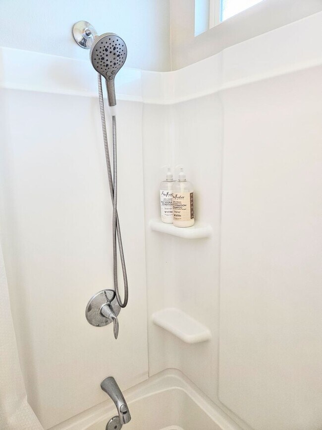 Building Photo - Coral Ridge 4 bedroom, 3 full bathroom, 2 ...