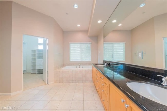 Building Photo - 5635 Como Cir