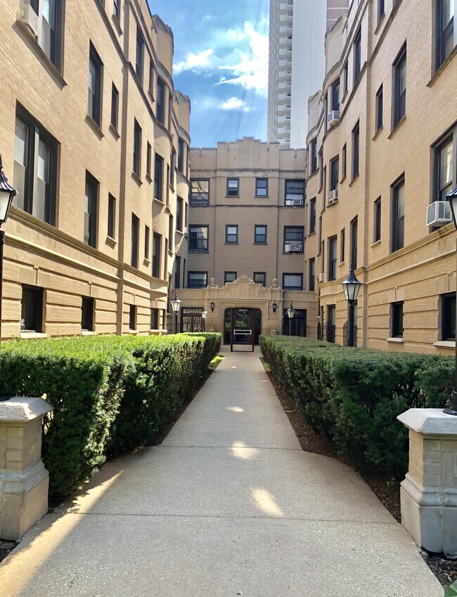 Building Photo - 6041 N Kenmore Ave