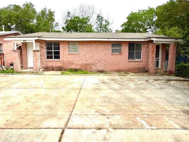 Foto del edificio - AVAILABLE NOW! 2 Bedroom / 1 Bath Duplex N...
