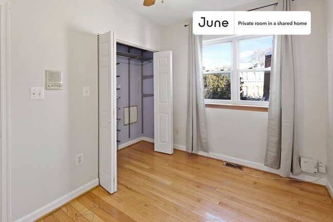 Building Photo - Private bedroom in 3 bed/2 bath Home