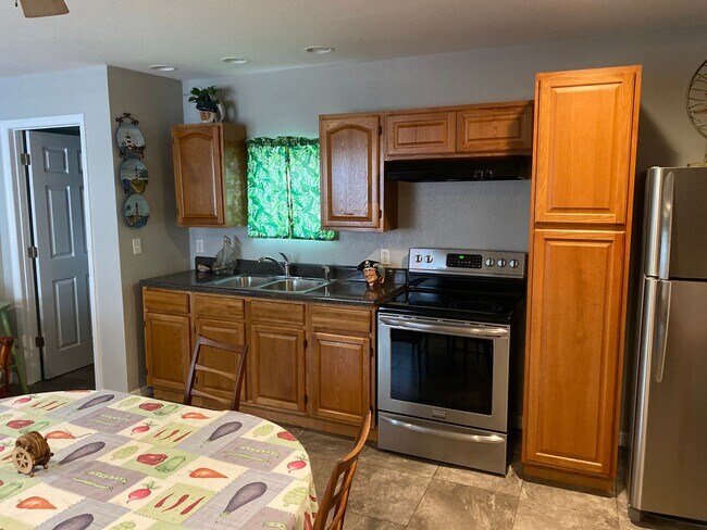 Building Photo - Charming Fully Furnished  1/1 Cottage With...