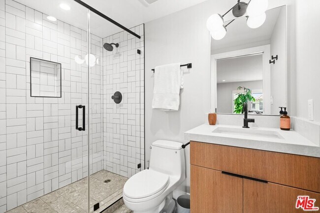Foto del edificio - 7522 Earldom Ave
