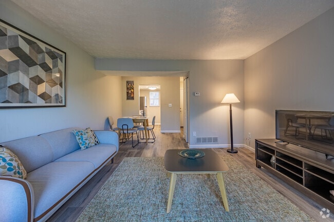 2BR, 1BA - 860SF - Living Room - The Links