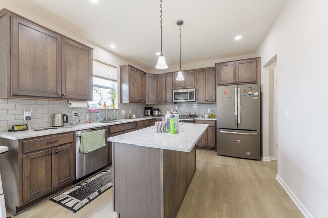 Foto del edificio - Beautifully updated lakeville 4 bedroom available for lease!