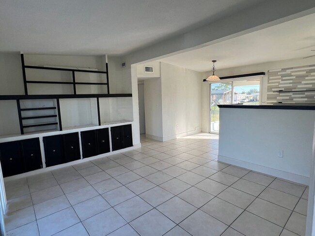 Building Photo - ** Annual ** 2 Bed / 1 Bath Single Family Home ** Conveniently Located ** $1,350