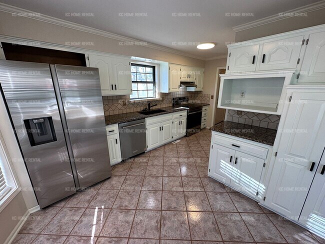Building Photo - Gorgeous 3 bed 3 bath house in Shawnee!