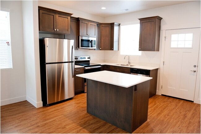 Building Photo - 372 W 200 N