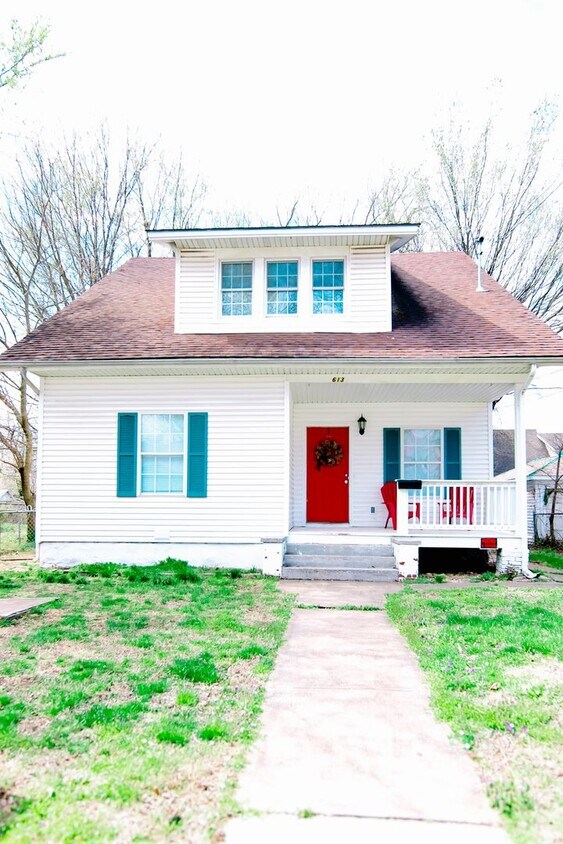 Primary Photo - **Spacious 3 bed 2 bath w/ Fenced In Back ...